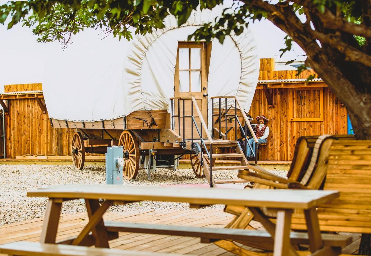 The Big Texan - Cabins And Wagons Amarillo Esterno foto